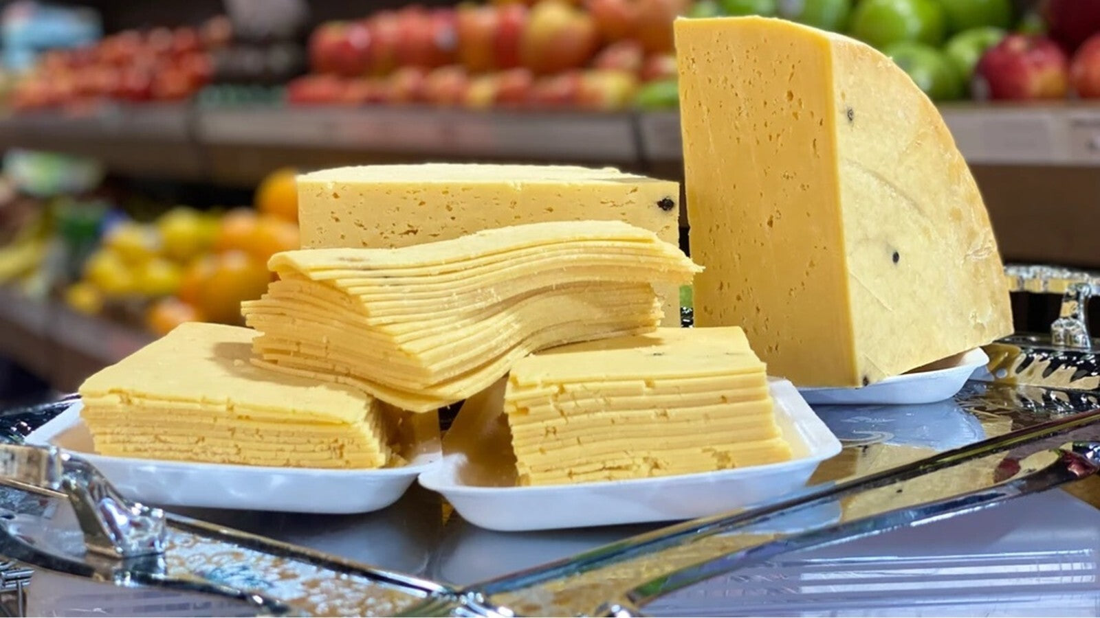 Egyptian Turkish Yellow Cheese Sliced 1kg 2.2 Ib جبنة رومي بطارخ بالفلفل شرائح0